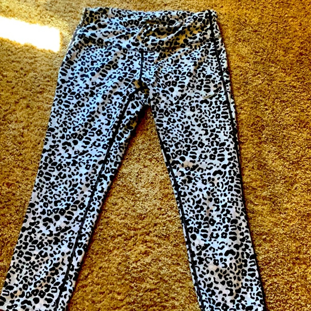 Women’s Nike dry fit animal print  Capri leggings